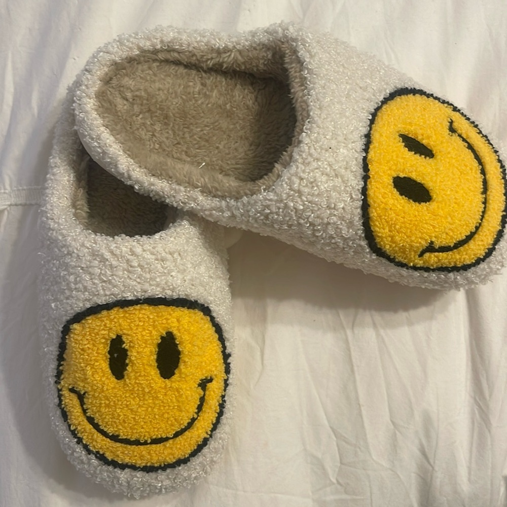 Like new smiley face slippers 🥰